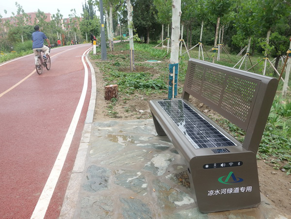  Beijing Yizhuang Liangshuihe Park is intelligent and environmentally friendly: solar seats can be charged, and street lights will alarm